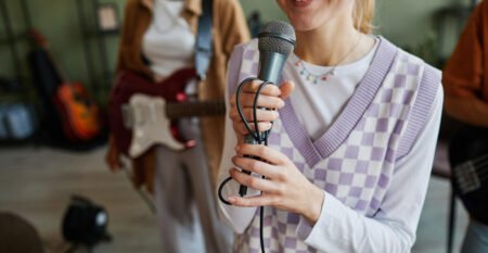 captura-recortada-joven-sonriente-sosteniendo-microfono-mientras-canta-espacio-copia-banda-musical captura-recortada-joven-sonriente-sosteniendo-microfono-mientras-canta-espacio-copia-banda-musical