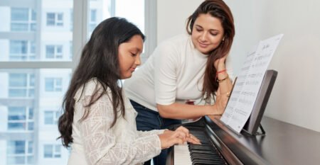 feliz-sonriente-joven-india-orgullosa-mirando-su-hija-adolescente-tocando-piano-casa feliz-sonriente-joven-india-orgullosa-mirando-su-hija-adolescente-tocando-piano-casa