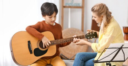 profesora-musica-privada-dando-clases-guitarra-nino-casa (1) profesora-musica-privada-dando-clases-guitarra-nino-casa (1)